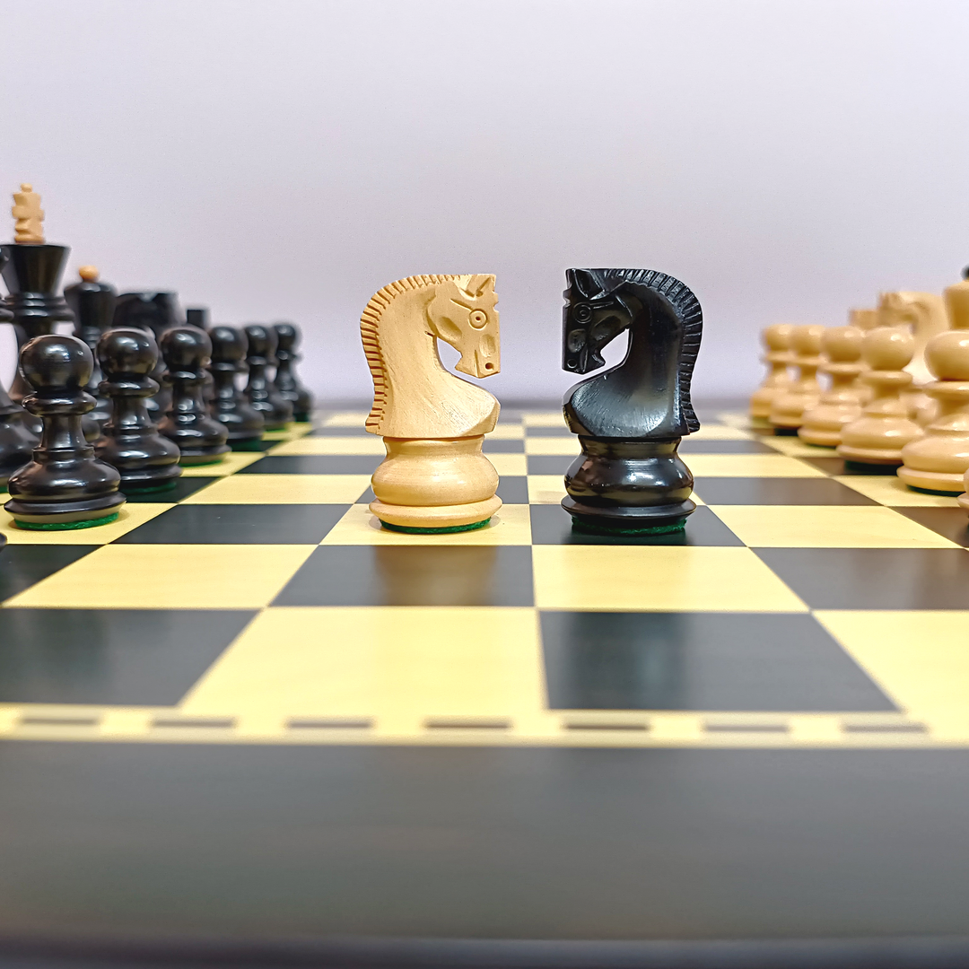סט שחמט עץ זאגרב רוסי – כלי שחמט שחורים ושמנת עם לוח עץ MDF