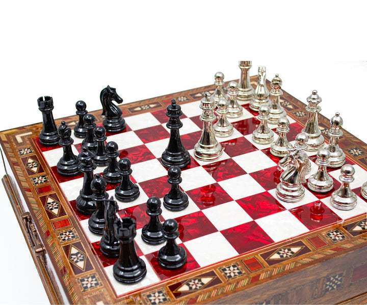 סט שחמט עץ יוקרתי עם יחידות אחסון - כלי שחמט ממתכת בצבע שחור וכסף (לוח שחמט אדום)